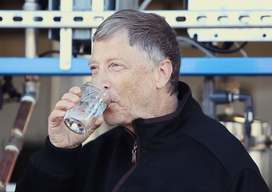 Bill Gates toma agua sacada de heces humanas