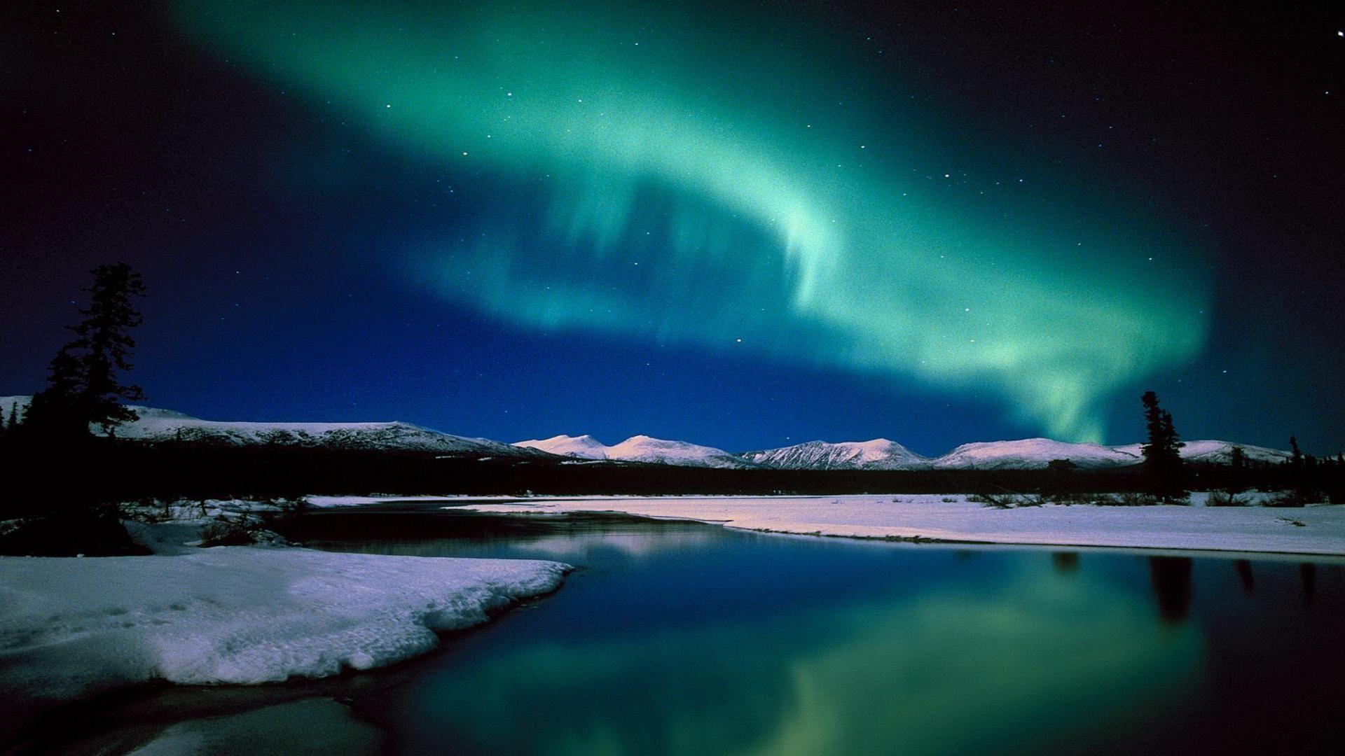 Aurora pulsando sobre Islandia