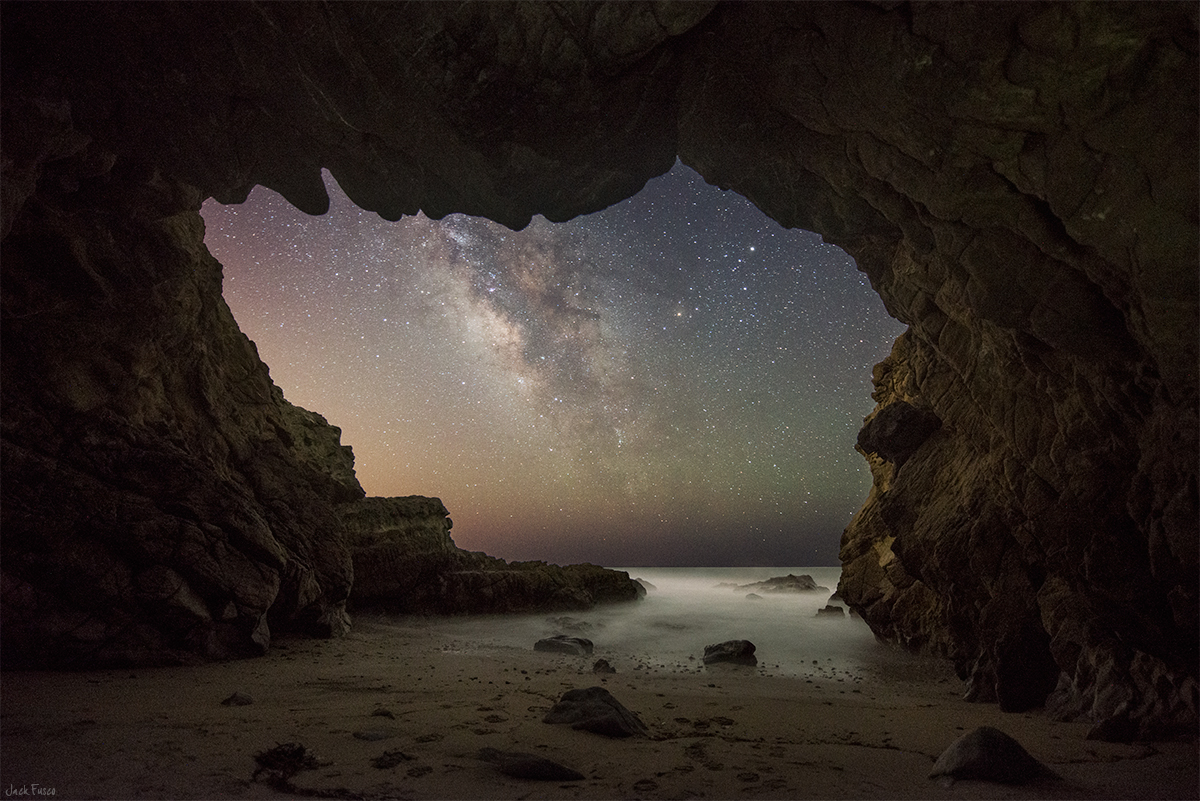 La Vía Láctea desde una cueva marina de Malibú