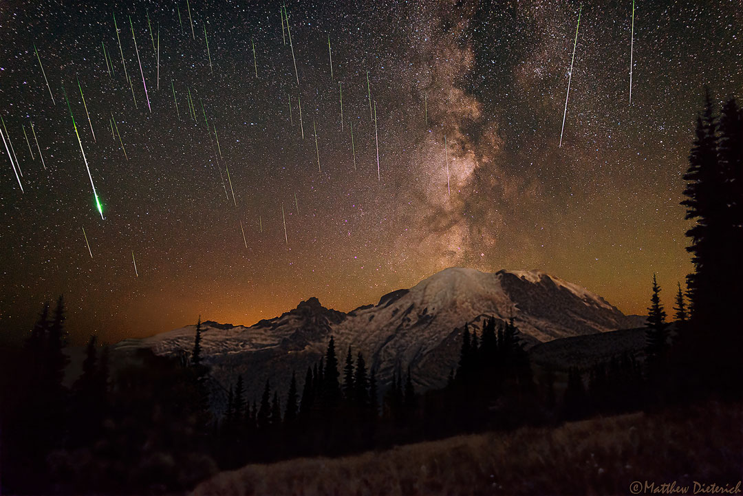 Meteoros y Vía Láctea sobre el Monte Rainier