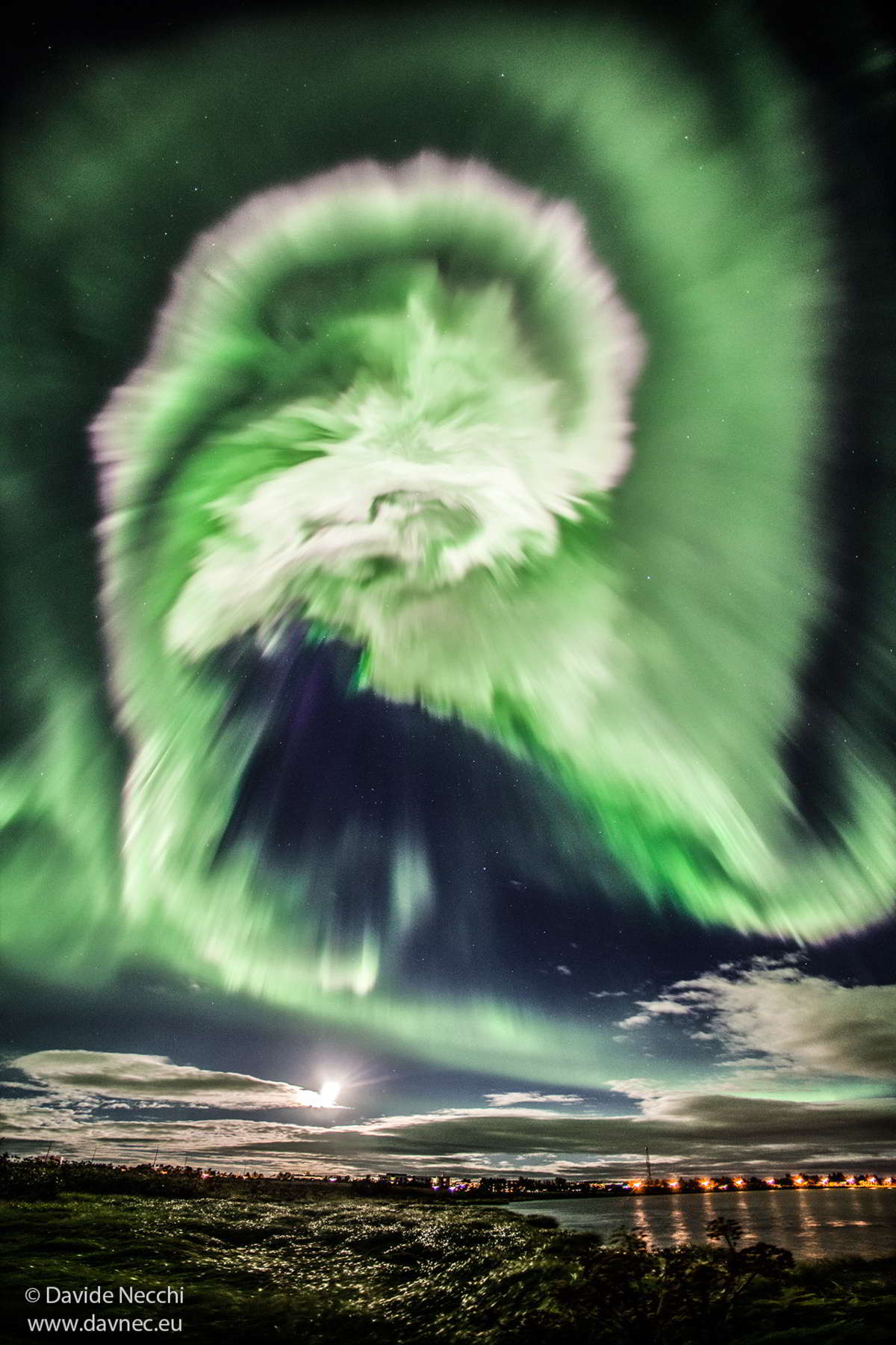 Aurora espiral sobre Islandia