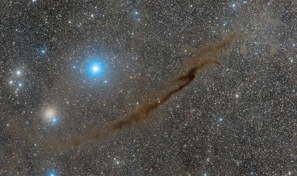 NGC 4372 y el chisme oscuro