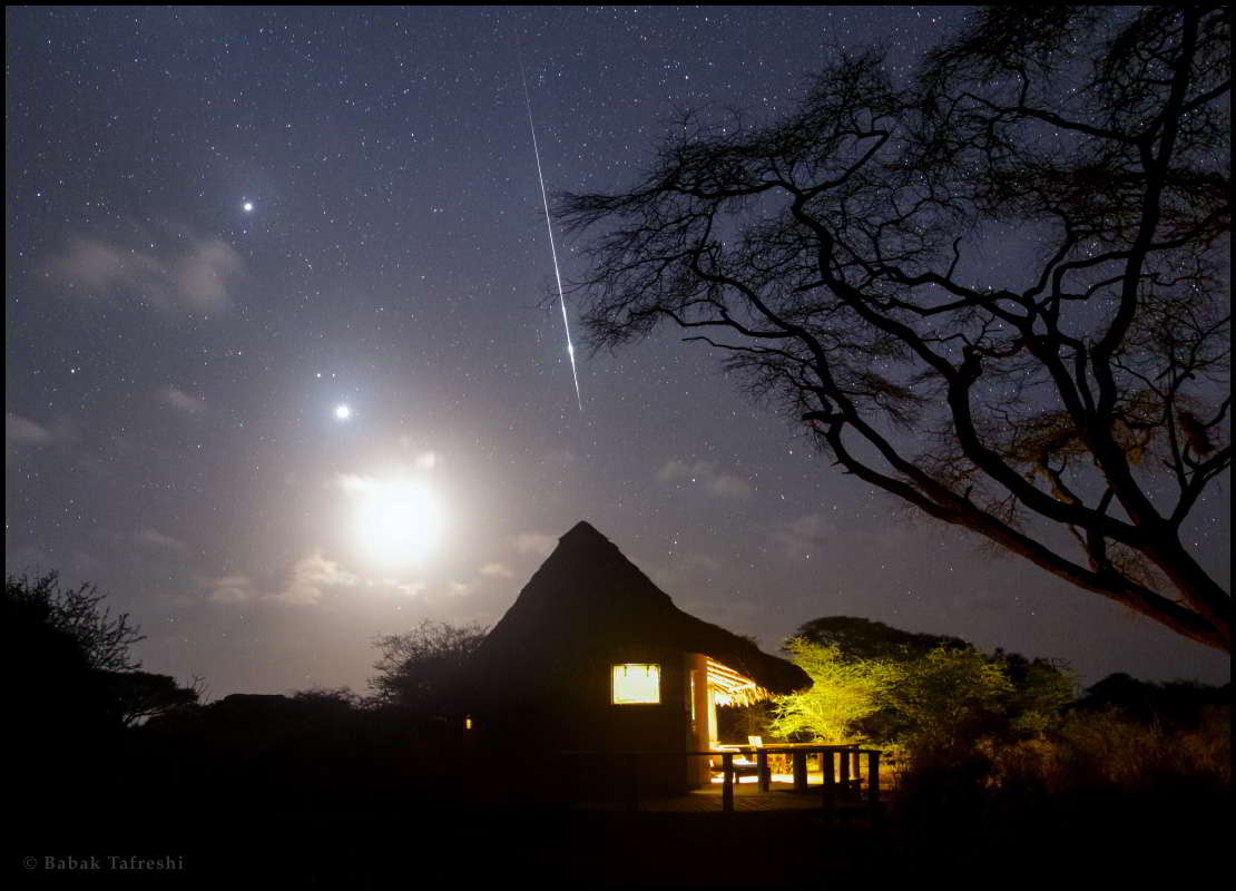 Madrugada en Kenia con planetas, la Luna y un meteoro Táurida