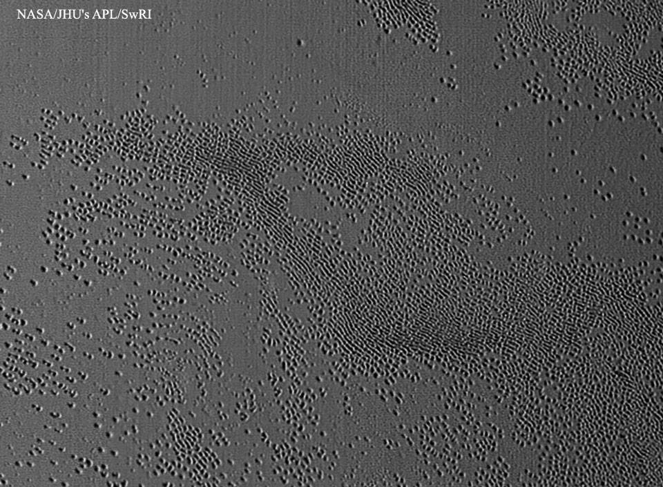 Extraños agujeros descubiertos en Plutón