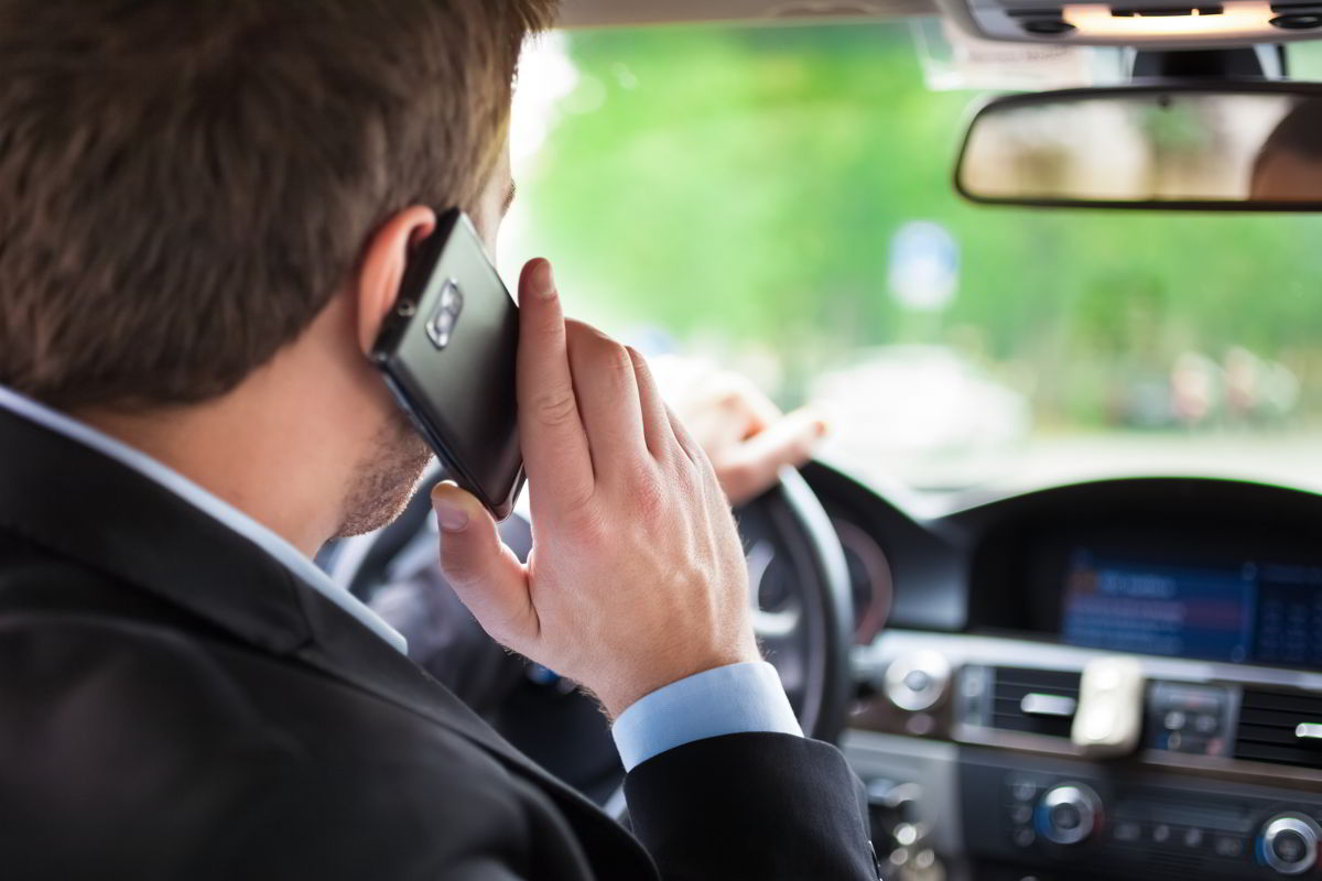 En UK estudian bloquear la señal del móvil en los vehículos