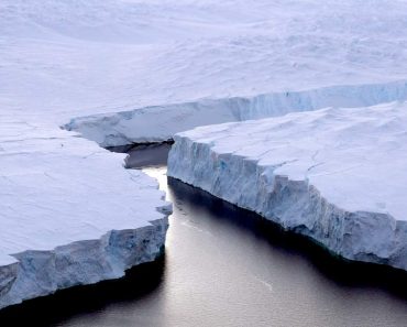 La grieta que liberó al Iceberg gigante no se detiene