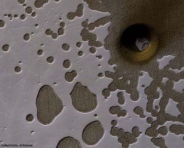 Extraño agujero en suelo marciano